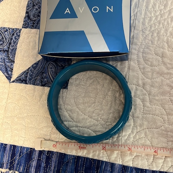 Avon carved bangle bracelet. - Picture 2 of 4